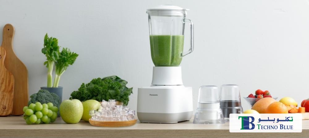 Making green smoothie using a blender at home